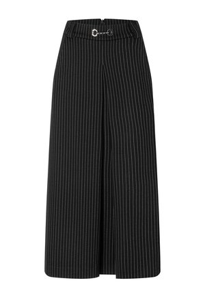 Schwarze weit geschnittene Hose mit weißen Nadelstreifen, ausgestattet mit einem Reißverschluss und einem Gürtel mit einer silbernen Schnalle. Glattes Material mit einem strukturierten Design.