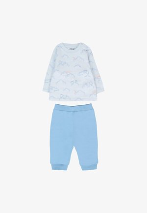 Camicia a maniche lunghe blu chiaro con stampa di nuvole e animali, abbinata a pantaloni blu solidi. Tessuto di cotone, morbido al tatto, con cintura elastica.