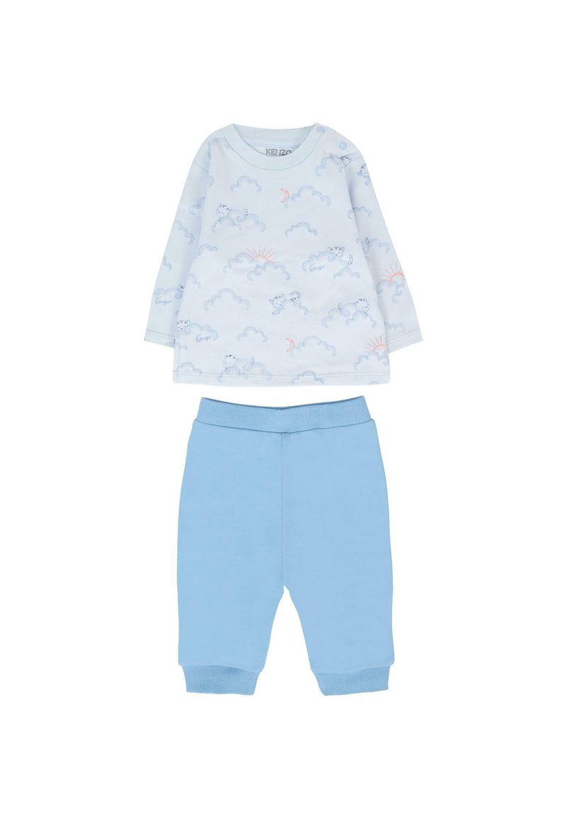 Camicia a maniche lunghe blu chiaro con stampa di nuvole e animali, abbinata a pantaloni blu solidi. Tessuto di cotone, morbido al tatto, con cintura elastica.