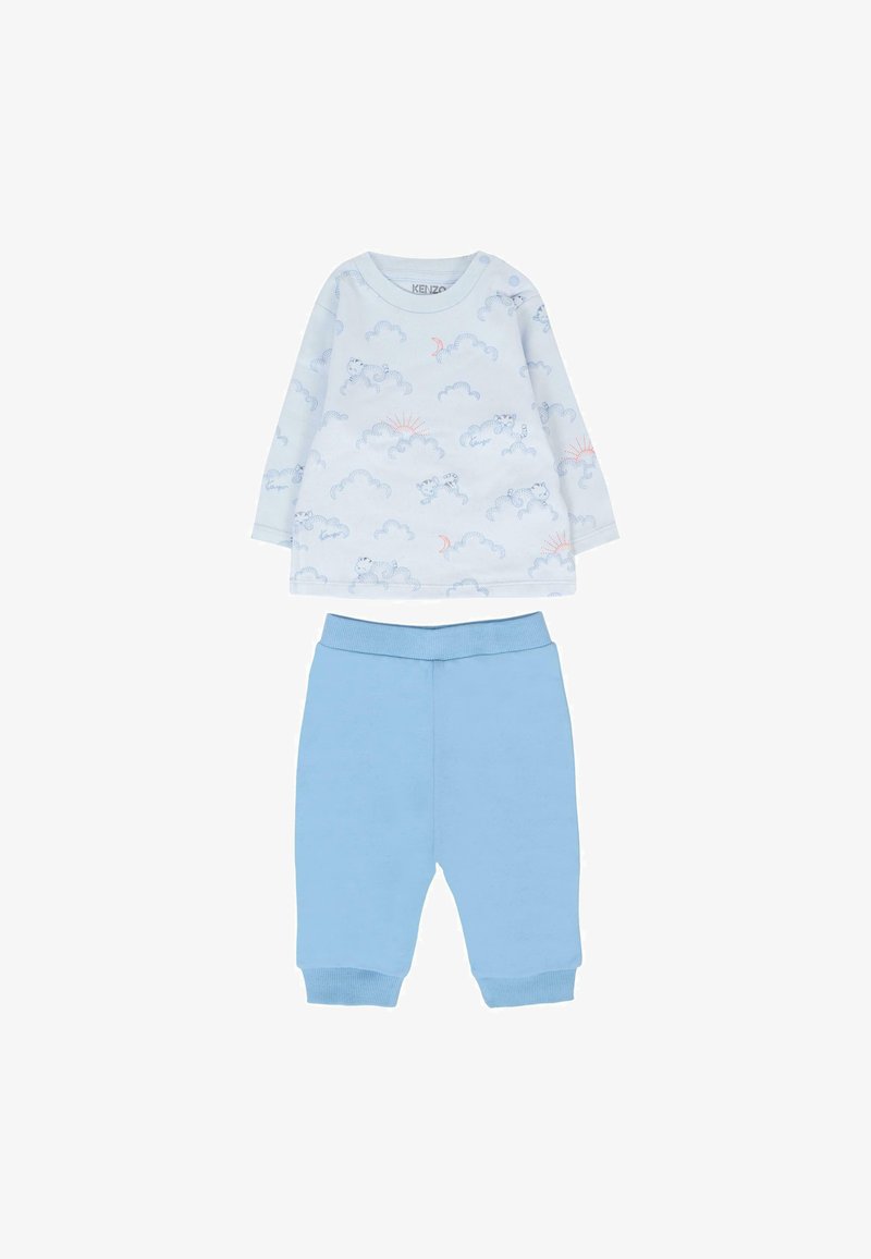 Camicia a maniche lunghe blu chiaro con stampa di nuvole e animali, abbinata a pantaloni blu solidi. Tessuto di cotone, morbido al tatto, con cintura elastica.