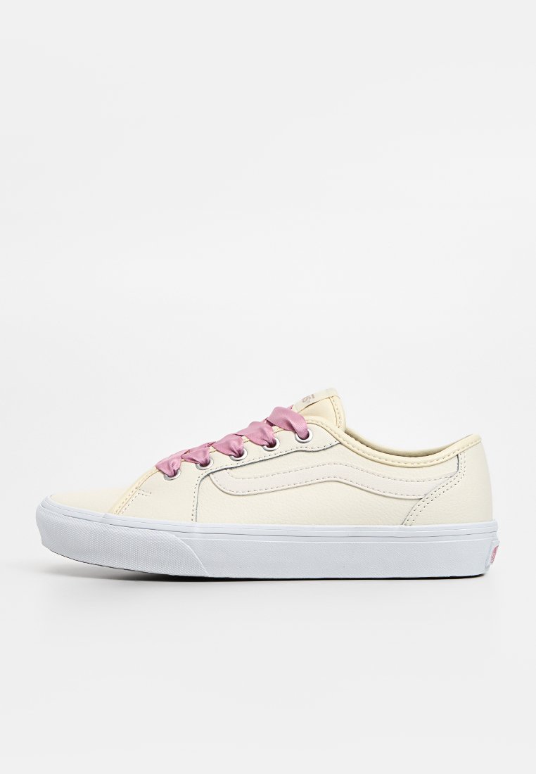 Niskie sneakersy wykonane z beżowej skóry z różowymi sznurówkami, białą gumową podeszwą i detalem logo z boku. Gładka tekstura z wentylacją w oczkach.