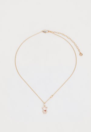 Gouden ketting met een delicate schakel, voorzien van een teddybeer hanger versierd met een rood hart en sprankelende rhinestones.