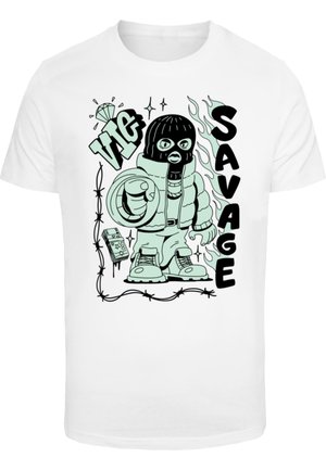 Biely tričko s grafickým obrázkom postavy v čiernej lyžiarskej maske a zelenej súprave, ktorá drží okrúhly predmet s textom "VIG" a "SAVAGE".