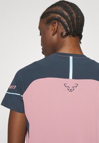 Dynafit ALPINE PRO TEE - T-skjorte til trening - mokarosa