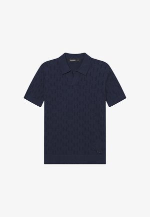 Granatowa koszulka polo z krótkim rękawem, z subtelnym, teksturowanym wzorem i małym logo marki blisko brzegu.