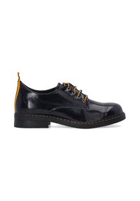 Marineblauwe patenten leren veterschoenen met gele accenten, contrasterende stiksels en een lage zwarte hak; gladde textuur en klassiek ontwerp.