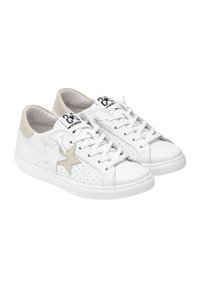 Sneakers bianchi in pelle con dettaglio perforato. Presentano un accento a forma di stella grigia e una linguetta in suede beige. Design classico con lacci.