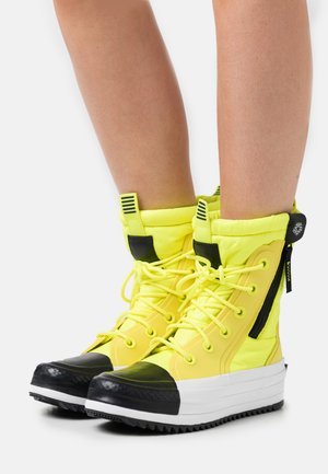 CHUCK TAYLOR ALL STAR BOOT - Snowboots  - lemon/black/white