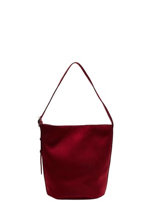 Borsa a spalla rossa in tessuto con una texture liscia, un'unica tracolla regolabile e un design semplice con apertura superiore. Nessuna ferramenta o motivo visibile.