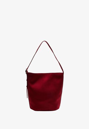 Rote Stoff-Schultertasche mit glatter Textur, einem verstellbaren Trageriemen und einem einfachen, offenen Design. Keine sichtbaren Beschläge oder Muster.