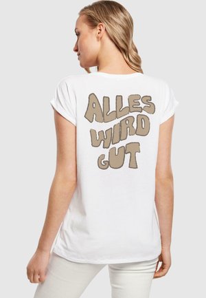 Weißes Baumwoll-T-Shirt mit hochgeschlagenen Ärmeln, das auf der Rückseite den Text "ALLES WIRD GUT" in einer fett gedruckten, beigen, stilisierten Schrift zeigt.