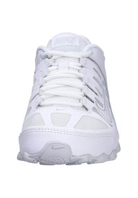 Scarpa da training Nike bianca con tomaia in mesh e materiale sintetico, sistema di allacciatura prominente, suola testurizzata e logo sulla linguetta e sul lato.