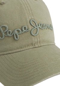 Khaki-Baseballcap aus strukturiertem Stoff mit gesticktem "Pepe Jeans"-Logo in passendem Faden auf der Vorderseite.