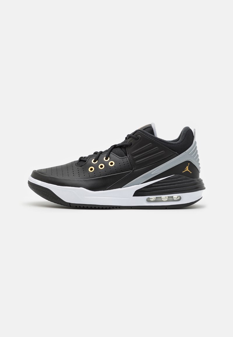 Schwarze Sportschuhe mit einem perforierten Obermaterial, goldenen Ösen, grauen Akzenten und einer weißen Zwischensohle mit sichtbarer Luftpolsterung.