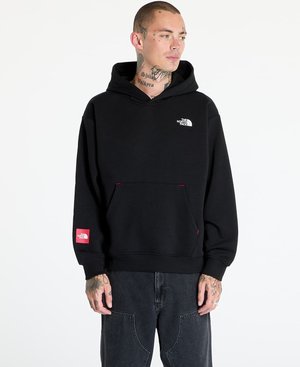Sudadera negra con bolsillo tipo canguro, con un pequeño logo blanco en el pecho y un acento rojo en el dobladillo. Material de algodón texturizado.