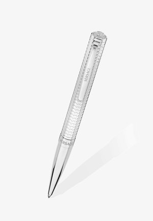 Srebrny długopis kulkowy z uchwytem o strukturze plastra miodu i wypolerowanym klipem, z wygrawerowanym napisem "VERSACE" oraz dekoracyjnym emblematem na końcu.