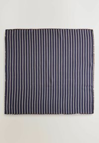 Prostokątny granatowy materiał z równomiernie rozmieszczonymi cienkimi, białymi, pionowymi paskami oraz wąską, wzorzystą bordiurą.
