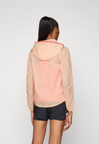 HOKA SKYFLOW JACKET - Windbreaker - apricot