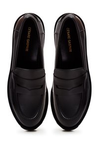 Mocassins penny en cuir noir avec des bouts ronds, des talons bas et des brides décoratives sur le dessus, marqués "Cesare Gaspari" à l'intérieur.