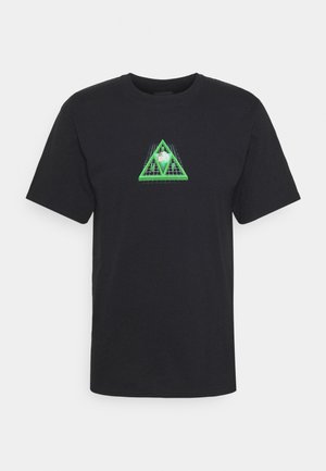 Czarny t-shirt z krótkim rękawem i okrągłym dekoltem, z centralnym zielonym trójkątnym wzorem zawierającym białą kulę i wzór siatki.
