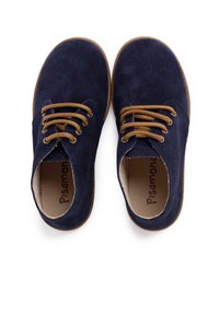 Scarpe in camoscio blu navy con lacci marroni, punta rotonda e suola in gomma beige. L'interno presenta un rivestimento beige e un logo stampato.