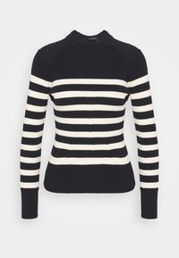 Černý žebrovaný pletený svetr s bílými vodorovnými pruhy na těle a rukávech, s vysokým kulatým výstřihem a dlouhými přiléhavými rukávy.