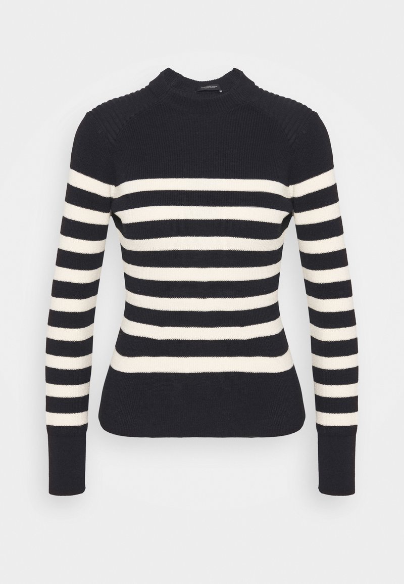Černý žebrovaný pletený svetr s bílými vodorovnými pruhy na těle a rukávech, s vysokým kulatým výstřihem a dlouhými přiléhavými rukávy.