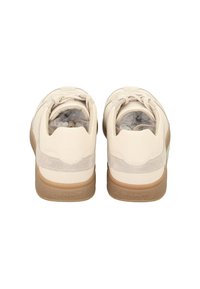 Sneaker beige con tomaia in pelle liscia, dettagli in suede e suola in gomma marrone. Presentano lacci rotondi e colletto imbottito per il comfort.