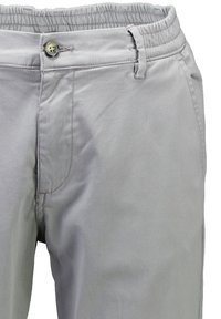 Pantaloni grigio chiaro con cintura elastica, chiusura con bottone, passanti per cintura e tasche anteriori visibili.
