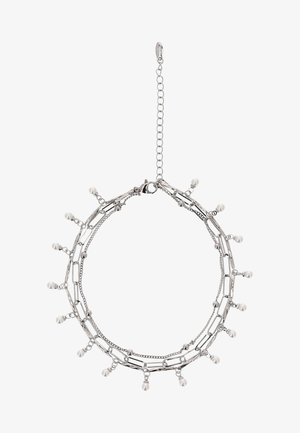 Ezüst lánc nyaklánc nagy szemekkel és kis, lógó fehér gyöngyökkel, állítható kapoccsal és hosszabbító lánccal.