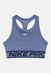Zila sporta krūšturis, kas izgatavots no mīksta, elastīga materiāla. Tam ir sacensību aizmugures dizains, balts Nike logo un plaša zila josta ar tekstu "NIKE PRO".