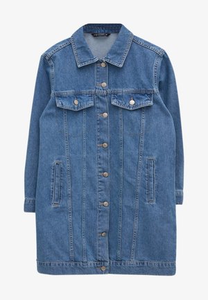 Abito in denim blu chiaro con bottoni sul davanti, due tasche sul petto, tasche laterali e colletto. Presenta cuciture verticali.