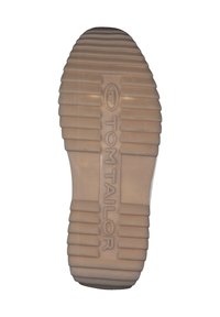 Suola di una scarpa beige con spesse scanalature orizzontali e "TOM TAILOR" impresso al centro.