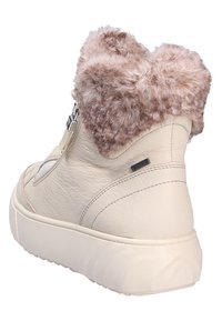 Boot en cuir beige avec un col en fausse fourrure, bout rond, surface texturée et semelle blanche épaisse ; dispose d'une fermeture éclair latérale.