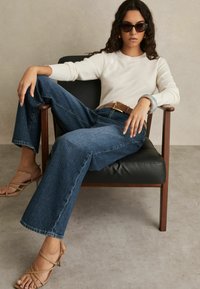 Reiss SELIN MID-RISE STRAIGHT PETITE - Laisvo kirpimo džinsai - mid blue