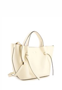 Cremfarbene Ledertasche mit strukturiertem Design, Kontrastnähten, zwei oberen Griffen und einem abnehmbaren Schultergurt. Akzente in goldfarbener Hardware.