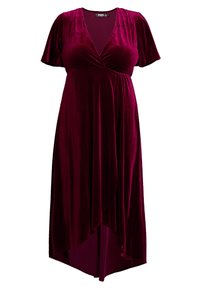 Plus-size sametové šaty v hluboké burgundské barvě s krátkými volánovými rukávy, výstřihem do V a asymetrickým lemem s vysokým a nízkým zakončením.