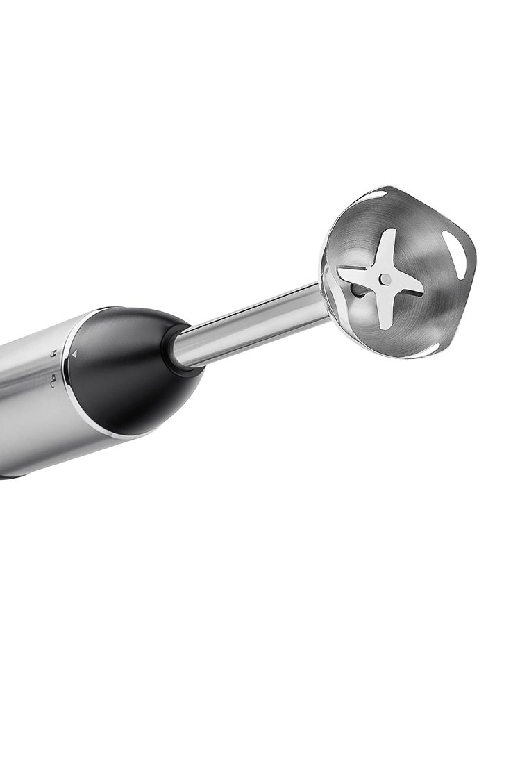 Mixeur plongeant portable, argent métallique et noir, avec une poignée lisse et une tête de mixage en acier inoxydable dotée d'un design à quatre lames.