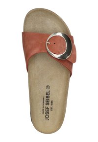 Infradito in pelle rossa con un ampio cinturino e una fibbia rotonda in argento. Soletta beige texturizzata con logo del marchio stampato.