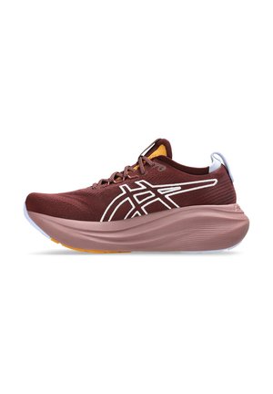 Baskets de sport bordeaux avec une tige texturée, un marquage blanc, une semelle intermédiaire rembourrée et une semelle extérieure en caoutchouc avec un accent orange.