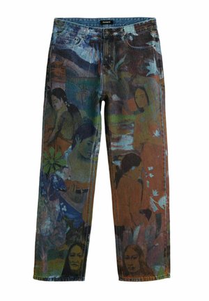 Farmernadrág színes, művészi mintával, amely több emberalakot és absztrakt virágos, természeti motívumokat ábrázol az egész anyagon.