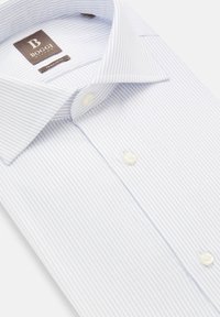 Ljusblårandig skjortklänning i bomull, med spetsig krage och vita knappar. Har normal passform och texturerad tyg.