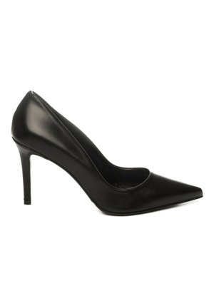 Pump nero in pelle con tacco alto, punta affusolata e finitura liscia. Presenta un tacco a stiletto di media altezza e un design con scollatura bassa.