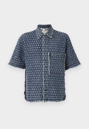 Korte mouw shirt van gestructureerde blauwe stof met een geblokt patroon, voorzien van een voorzak en rafelige randen. Met een knoopsluiting kraag.