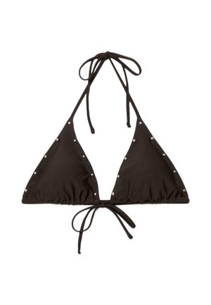 Černý trojúhelníkový horní díl plavek se stříbrnými cvočky po okrajích, s halterovým zavazováním na krku a na zádech, na bílém pozadí.