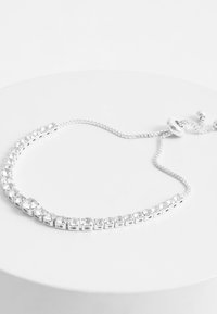 Silberne Halskette mit einer Reihe von quadratisch geschliffenen klaren Kristallen, mit einer filigranen Kette und verstellbarem Verschluss zur Größenanpassung.