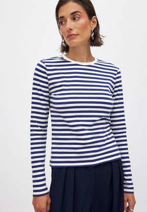 Camicia a maniche lunghe a righe in cotone blu navy e bianco. Presenta un collo rotondo, un design aderente e una texture liscia. Gli accenti includono una vestibilità casual.