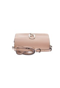Bolso de hombro de cuero beige con una textura suave, herrajes plateados, cierre de hebilla y correa ajustable. Forma rectangular compacta.