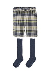 Pantalones cortos de cuadros en azul marino, gris y verde lima con cierre de botón, combinados con calcetines de punto de color azul oscuro hasta la rodilla.