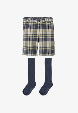 Pantalones cortos de cuadros en azul marino, gris y verde lima con cierre de botón, combinados con calcetines de punto de color azul oscuro hasta la rodilla.
